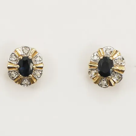 Ett par örhängen med diamanter 12 x ca 0,005ct samt syntetisk safir, längd 8,3mm bredd 7,3mm, 18K Vikt: 1,6 g