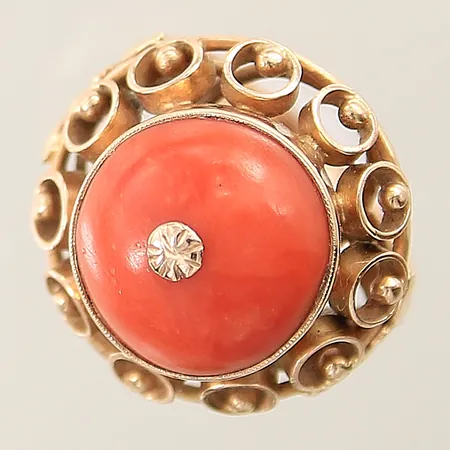 Ring med korall stl:17¼ bredd 3,1mm ostämplad 14K  Vikt: 6,8 g