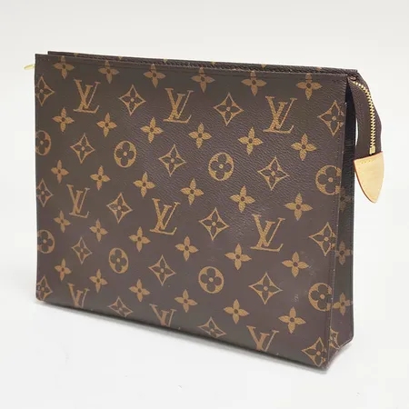 Necessär Louis Vuitton Toiletry Pouch 26, M475442, datumkod UB4290 Spanien 2020, monogram canvas, mått 25x20x5,5cm, mindre fläckar på utsida, svag lukt, kvitto från Birger Jarlsgatan Stockholm daterat 2021, dustbag, inga övriga tillbehör