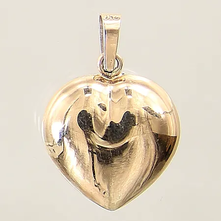 Hänge hjärta GHA 23x15mm ena sidan i guld 18K andra sidan i silver 925/1000 smärre repor 18K Vikt: 1,1 g