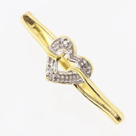 Ring Guldfynd diamanter 3 x ca 0,005ct hjärta stl:18¾, bredd 1,5-7mm, skevheter, 18K. Vikt: 1,8 g