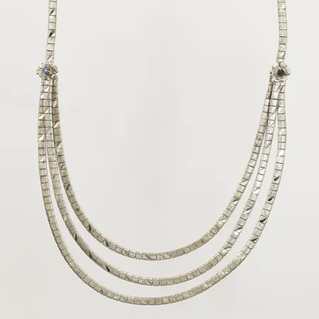 Collier med blomdekor och blå stenar längd 48cm, bredd 2,8-32,2mm 835/1000 Silver Vikt: 27,1 g