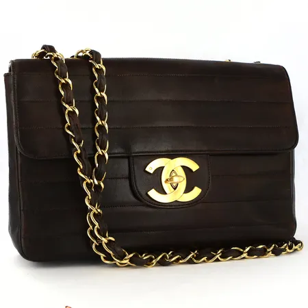 Väska Chanel Horizontal Quilted Flap Bag, i brunt lammskinn, med detaljer i gulmetall, ca 30x20cm, serienummer: 3555025, år 1994-1996, inga tillbehör, bruksslitage, läderrem med sprickor, en utbytt skruv på insida beslag, viss lukt