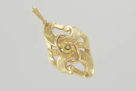 Hänge längd 5 cm bredd 2,5 cm, 18K Vikt: 3,3 g
