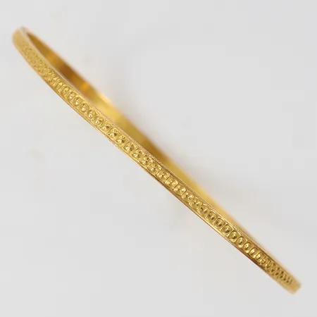 Armring med mönsterdekor Ø62mm, bredd 2,6mm, något skev, 21K Vikt: 11,6 g