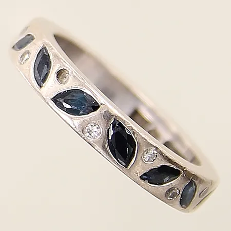 Ring med safirer samt diamant 7xca 0,01ct stl:17½ bredd 4mm vitguld, repig 18K  Vikt: 7,9 g