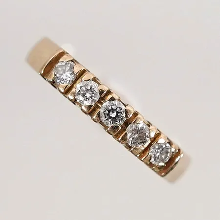 Ring med diamanter 5 x ca 0,05ct stl 16¾mm bredd 3,2mm med gravyr 18k Vikt: 3,7 g