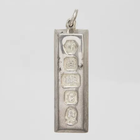 Hänge i form av silvertacka längd inkl ögla 5cm, bredd 14,5mm, engelska stämplar, sterling silver 925/1000 Vikt: 30,9 g