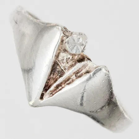 Ring stl: 17, bredd ca 1-11mm, 925/1000 silver Vikt: 2,2 g