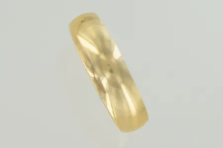 Ring stl:23½ bredd 6 mm graverad 18K Vikt: 9,5 g