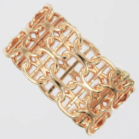 Ring X-länk med stav stl: 19 ¼, bredd ca 13mm, stämplad TGA? årsstämpel samt stadsstämpel saknas, 18K Vikt: 6,8 g