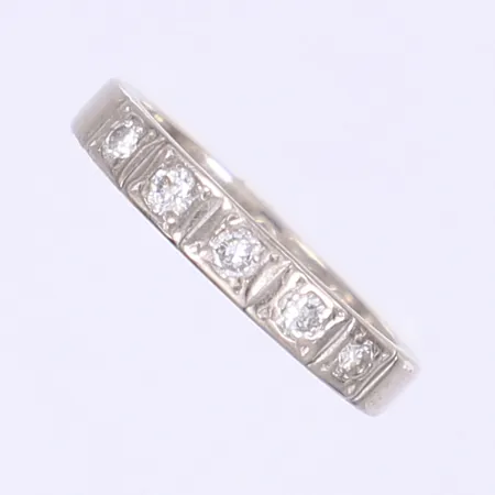 Ring med diamanter 5x0,05ct stl:16, bredd 3mm, gravyr, vitguld 18K Vikt: 3,7 g