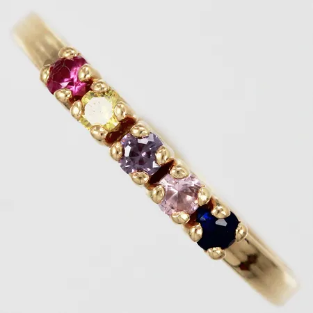 Ring med syntetiska stenar stl: 19 ½, bredd ca 2-3mm, 18K Vikt: 0,7 g
