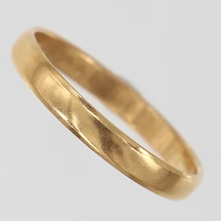 Ring slät stl 19, bredd ca 3mm, repig, gravyr, 18K Vikt: 2,2 g