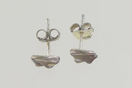 Ett par örhängen bredd 8 mm, silver Vikt: 1,5 g