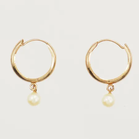 Ett par örhängen med pärlor längd 18,2mm, bredd 2,8mm ena skev 18K Vikt: 0,7 g