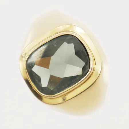 Ring med grön sten stl:20¼ bredd 3,3mm 18K bruttovikt 5,1g Vikt: 5,1 g