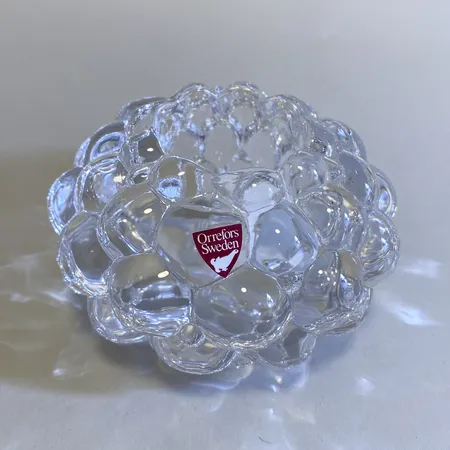 Ljuslykta Orrefors Hallon glas etikettmärkt höjd 6,5cm. 