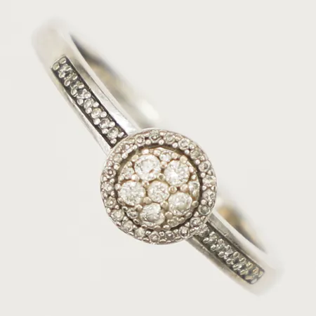 Ring med diamanter totalt ca 0,25ct stl:17½ bredd 2mm vitguld GHA 18K Vikt: 3 g