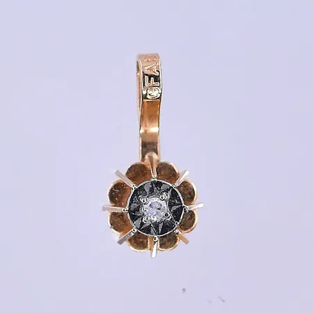 Hänge längd 12 mm, bredd 6 mm 18K. Vikt: 0,4 g