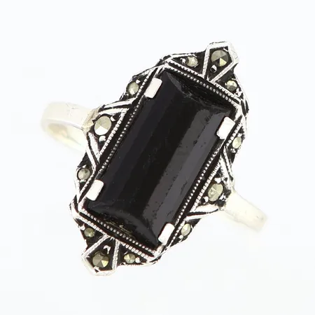 Ring med svart sten och markasiter stl:17, bredd framtill ca 20mm, silver 830/1000 Vikt: 2,4 g