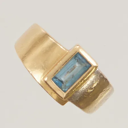 Ring stl:18¼ bredd 11mm blå sten 18K 8,0g.