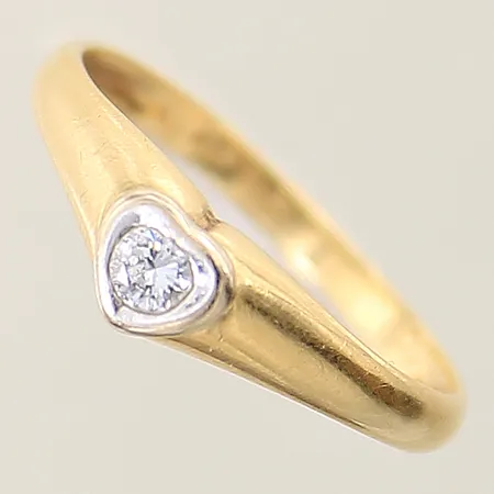 Ring med hjärtdekor och diamant 0,10ct enligt gravyr stl:17 bredd 1,9-5mm något ojämn skena 18K Vikt: 2 g