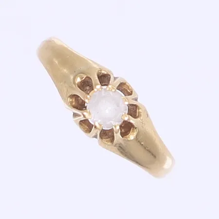 Ring med vit slipad sten Bengt Hallberg Köping 1963 stl 17 bredd 2-4mm bruksslitage 18K Vikt: 2,5 g