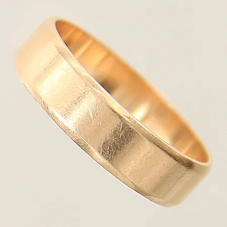 Ring slät stl:17¼ bredd 4,9mm, repig ostämplad 14K  Vikt: 2,9 g