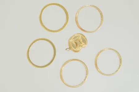 Ringar 18K 15,3 gr 23K 6 gr gravyr/defekt Vikt: 21,3 g