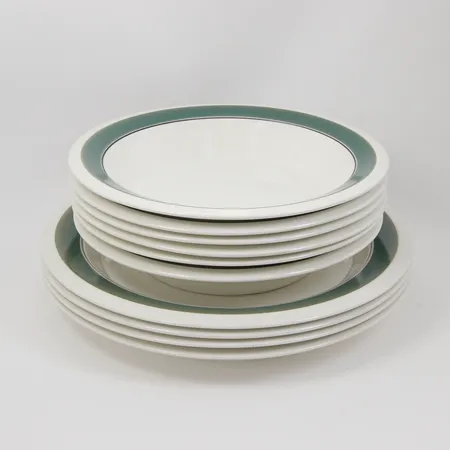 Tallrikar Kirsikka Arabia Finland. 4st, Ø ca 24cm, djupa tallrikar 6st, Ø ca 20cm, bruksslitage Skickas med postpaket.