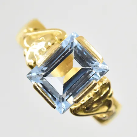Ring med blå sten stl 19, bredd 5-11 mm, gravyr, 18K+23K Vikt: 5,7 g