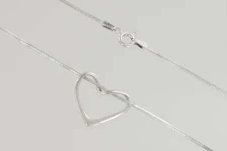 Halskedja med hjärta längd 43 cm, silver 925/1000 Vikt: 5,6 g