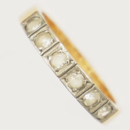 Ring med vita stenar stl:16 bredd 2,8mm gravyr 18K Vikt: 3,2 g