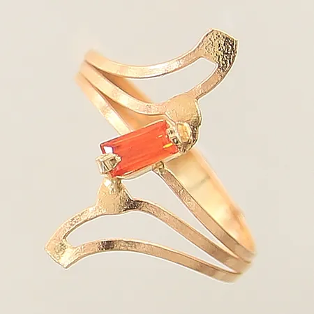 Ring med orange sten stl 18 bredd 2-20mm, något skev skena, ena klon med skada, 18K  Vikt: 1,3 g
