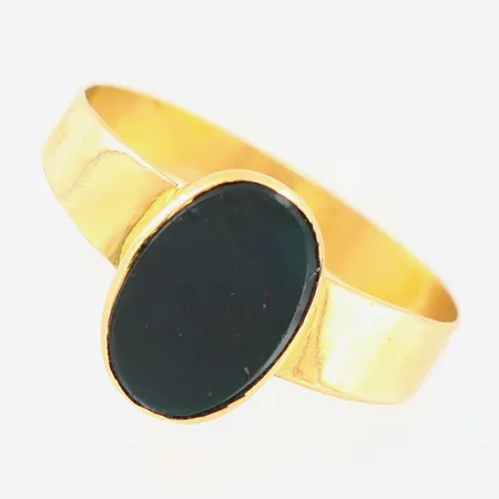 Ring svart sten stl:17 bredd 3-11mm, lagning i 14K, skev skena i 18K. Bruttovikt: 1,6gram. Vikt: 1,6 g