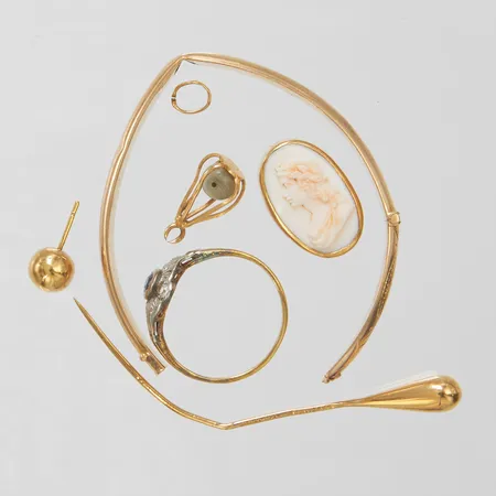 Diverse guld stenar, defekter, trasigt, stenar saknas, 18K, bruttovikt: 9,1g Vikt: 9,1 g