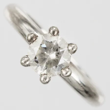 Ring med vit sten, graverad, stl: 17 ½, bredd ca 2-8mm, 925/1000 silver Vikt: 3,8 g