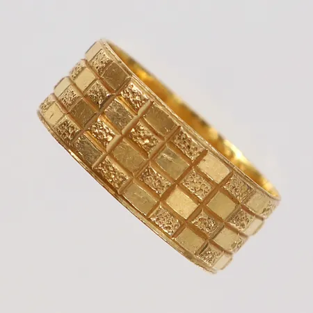 Ring med mönsterdekor stl 18, bredd ca 8mm, repig, 21K Vikt: 3,4 g