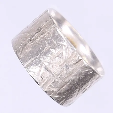 Ring med dekor stl: 17 bredd 12mm silver 935/1000 Vikt: 12,6 g