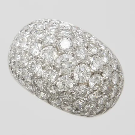 Bombéring med diamanter 79st totalt ca 6,59ctv, 1 x ca 0,25ct, 1 x ca 0,23ct, 3 x ca 0,17ct, 10 x ca 0,14ct, 10 x ca 0,10ct, 18 x ca 0,08ct, 12 x ca 0,06ct, 12x ca 0,05ct, 8 x ca 0,04ct, 4 x ca 0,03ct, ca TCR-W (I-H)/SI-VS, stl 17¼, bredd 6,5-16,5mm, vitguld, 18K Vikt: 15 g
