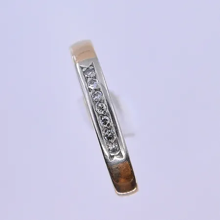 Ring med vita stenar stl:17¼, bredd 3 mm 18K. Vikt: 2,6 g
