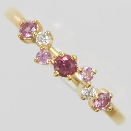 Ring med diamanter 2 x ca 0,02ct samt rosa stenar stl18, bredd 1,3-3,5mm, 18K Vikt: 2 g