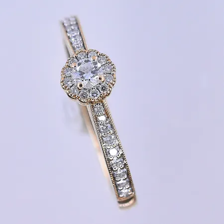 Ring med diamanter 1x0,16ct 12x0,01 ca18x0,005ct Guldfynd stl:20½, bredd 2-6 mm 18K. Vikt: 4,6 g