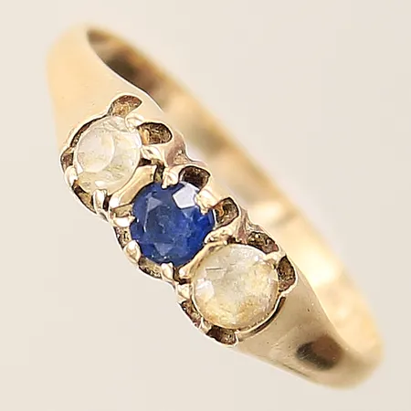 Ring med syntetiska blå och vita safirer stl:17 bredd 1,6-4,9mm gravyr 14K Vikt: 2,2 g