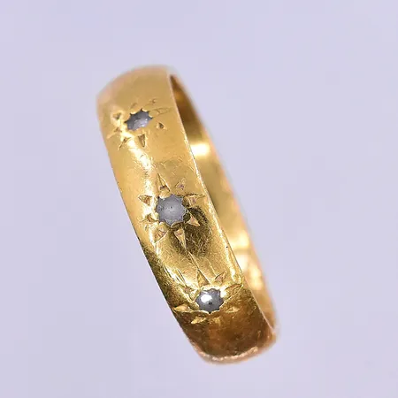 Ring med vit sten stl:18, skev skena och graverad 23K. Vikt: 5,5 g