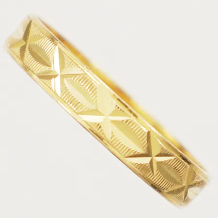 Ring med mönsterdekor stl:19¼ bredd 3,9mm gravyr 21K Vikt: 2,2 g