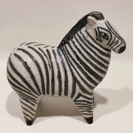Figurin Zebra, Lisa Larson, Gustavsberg, ur serien Stora Zoo år 1958-70, höjd ca 23 cm bredd 23cm, stengods, mindre nagg på en av hovarna. Skickas med paket.