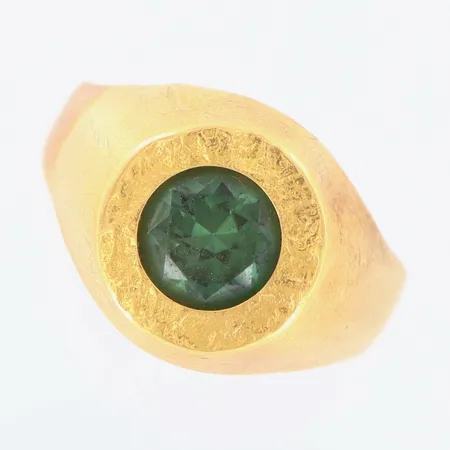 Klackring grön sten stl:18½ bredd 4-13mm, något skev skena, 18K Vikt: 3,5 g