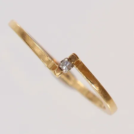 Ring med diamant 1x0,015ct enligt gravyr Alton, stl 17, bredd ca 1,2-4mm, 18K Vikt: 1,4 g